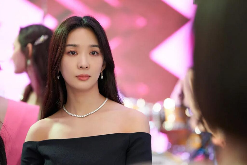 넷플릭스 셀러브리티 윤시현 역 이청아 