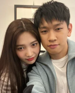 크러쉬 조이 커플사진