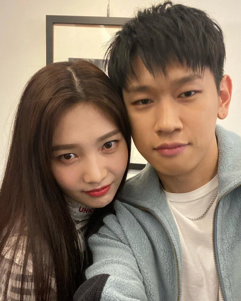 크러쉬 조이 커플사진