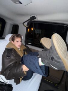 전소미 인증샷 일본 택시 신발 논란